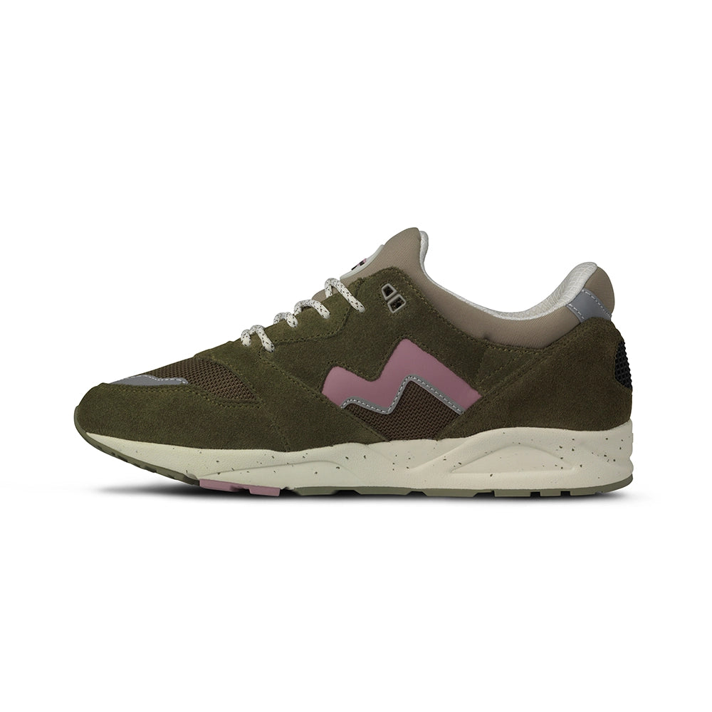 “Karhu Aria 95 Sneaker in Beech (Braun/Beige) und Lilas (Flieder) mit Monosock-Konstruktion und Fulcrum-Sohle bei Stickabush Berlin.“