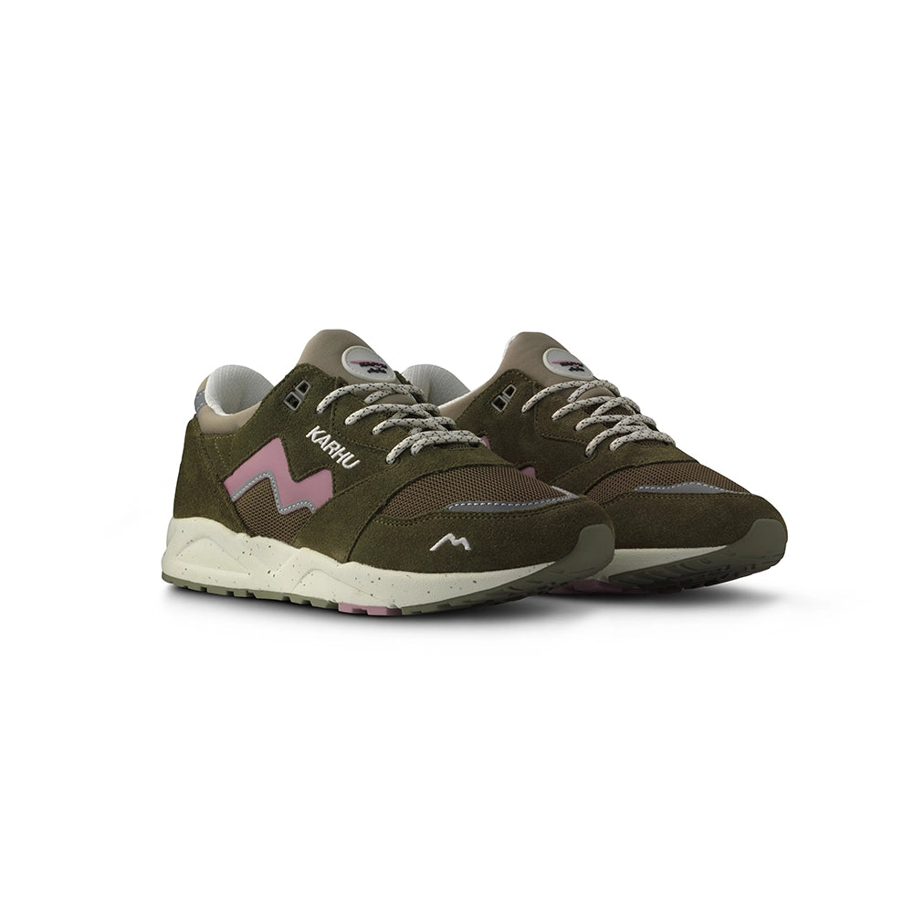 “Karhu Aria 95 Sneaker in Beech (Braun/Beige) und Lilas (Flieder) mit Monosock-Konstruktion und Fulcrum-Sohle bei Stickabush Berlin.“