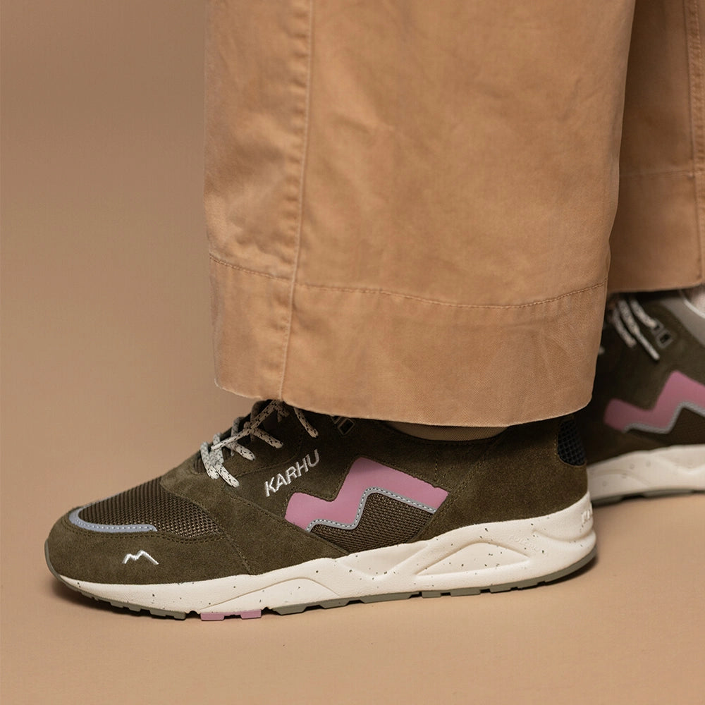 “Karhu Aria 95 Sneaker in Beech (Braun/Beige) und Lilas (Flieder) mit Monosock-Konstruktion und Fulcrum-Sohle bei Stickabush Berlin.“
