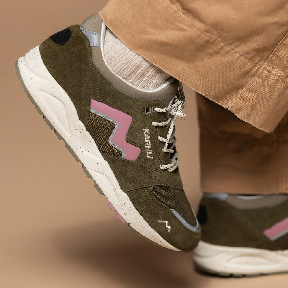 “Karhu Aria 95 Sneaker in Beech (Braun/Beige) und Lilas (Flieder) mit Monosock-Konstruktion und Fulcrum-Sohle bei Stickabush Berlin.“