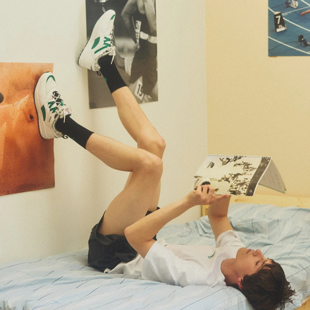 “Karhu Fusion 2.0 OG Sneaker in White Ultramarine Green aus Wildleder und Mesh mit Hiking-Schnürsystem und Fulcrum-Sohle F804034 bei Stickabush Berlin.“