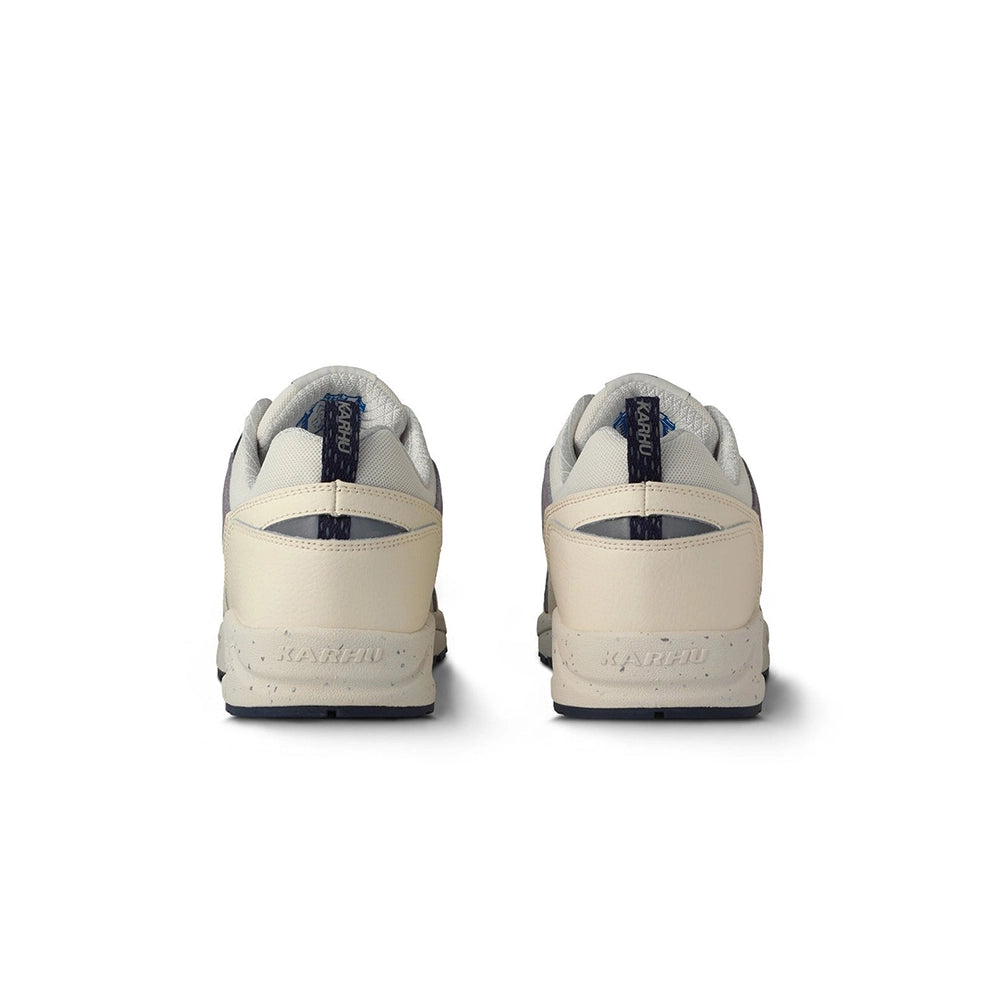 „Der Karhu Fusion 2.0 Herren Sneaker in Beige/Blaugrau/Lila (Naval Academy / Solitary Star) mit reflektierenden Details und praktischer Zuglasche und einer beigen Sohle bei Stickabush Berlin.“