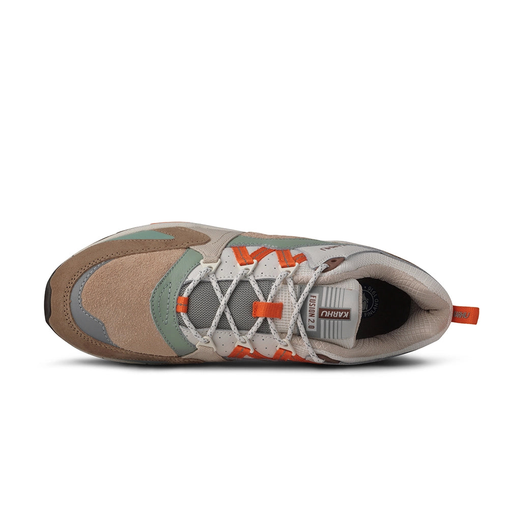 "Wildleder-Sneaker in warmen Braun- und Orangetönen mit beigem Mesh und dem Karhu 'M'-Logo.“