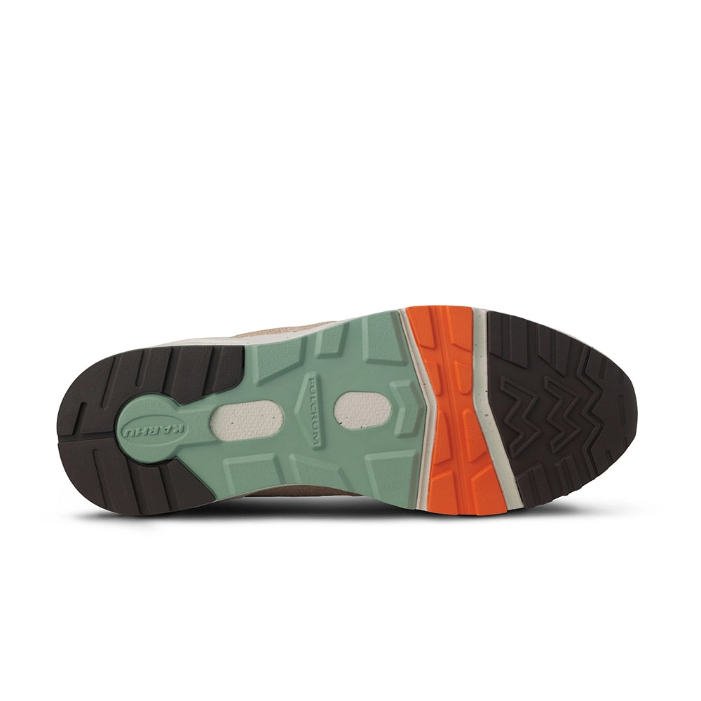 "Wildleder-Sneaker in warmen Braun- und Orangetönen mit beigem Mesh und dem Karhu 'M'-Logo.“