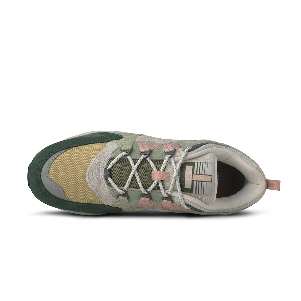 “Karhu Fusion 2.0 Sneaker in Dunkelgrün und Cameo Rose. Retro-Laufschuh aus Wildleder und Mesh, mit Spotted Midsole bei Stickabush Berlin.“