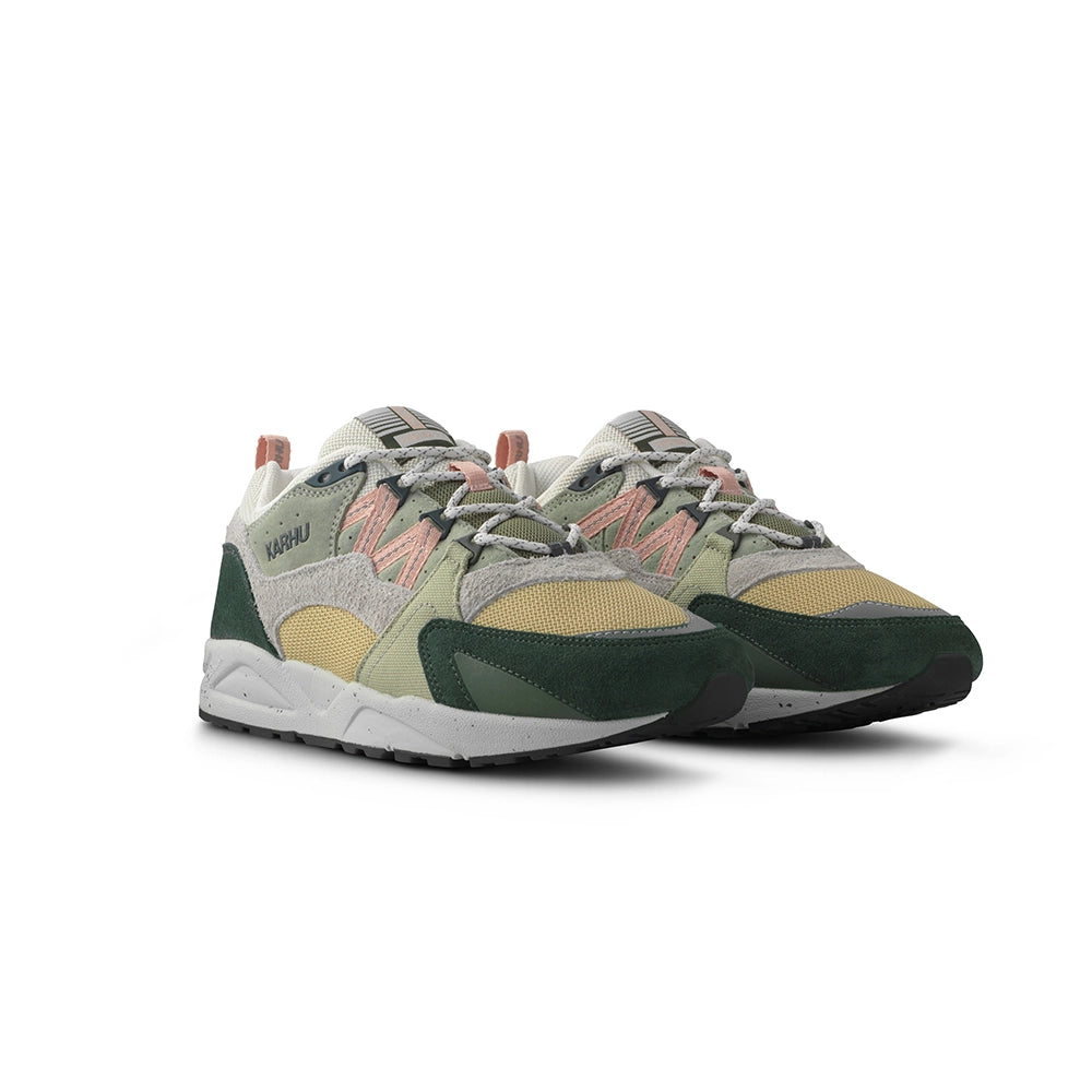 “Karhu Fusion 2.0 Sneaker in Dunkelgrün und Cameo Rose. Retro-Laufschuh aus Wildleder und Mesh, mit Spotted Midsole bei Stickabush Berlin.“
