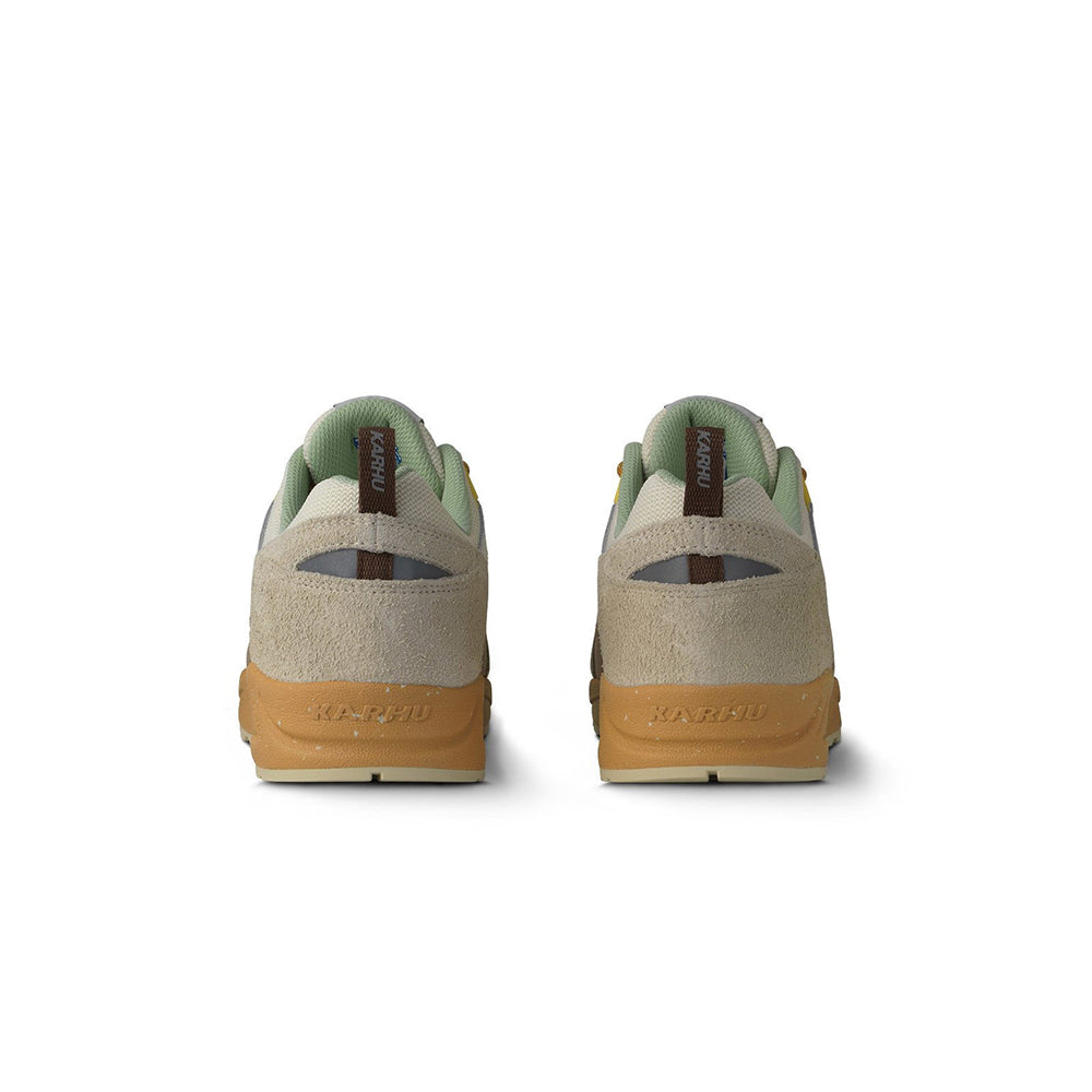“Karhu Fusion 2.0 "Mölkky" Pack in Turtledove/Shadow Lime. Sneaker aus Wildleder und Mesh, mit Retro-Design und gepolsterter Sohle für Komfort bei Stickabush Berlin.“