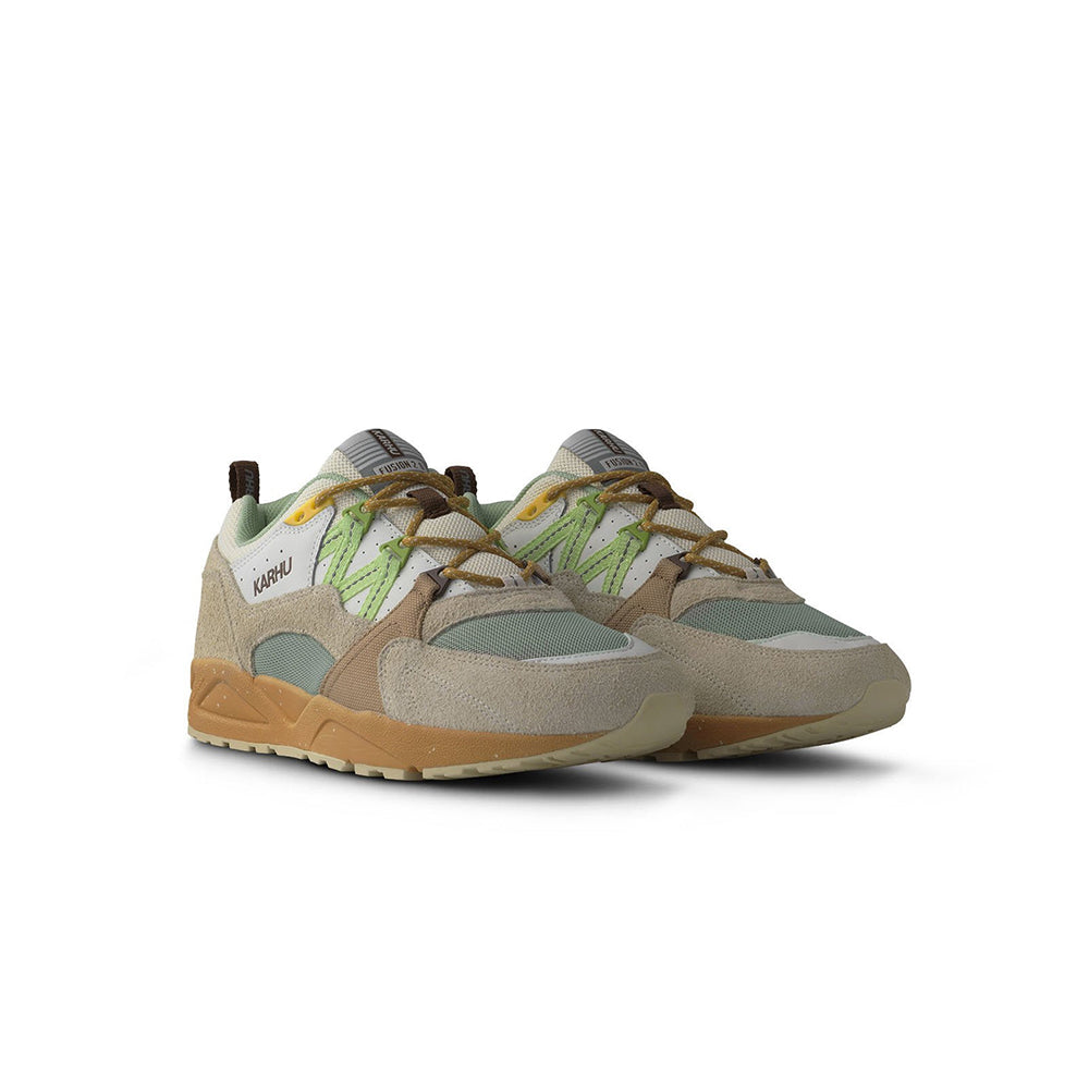 “Karhu Fusion 2.0 "Mölkky" Pack in Turtledove/Shadow Lime. Sneaker aus Wildleder und Mesh, mit Retro-Design und gepolsterter Sohle für Komfort bei Stickabush Berlin.“