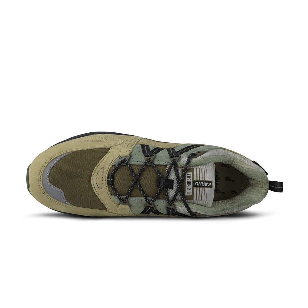 "Karhu Fusion 2.0 "Pub Quiz" in Pale Olive Green/Jet Black, aus Wildleder und Mesh, mit Retro-Design und reflektierenden Details."