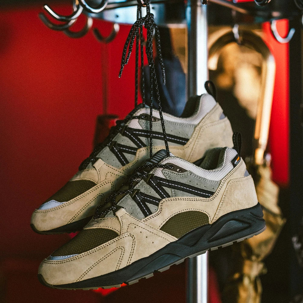 "Karhu Fusion 2.0 "Pub Quiz" in Pale Olive Green/Jet Black, aus Wildleder und Mesh, mit Retro-Design und reflektierenden Details."
