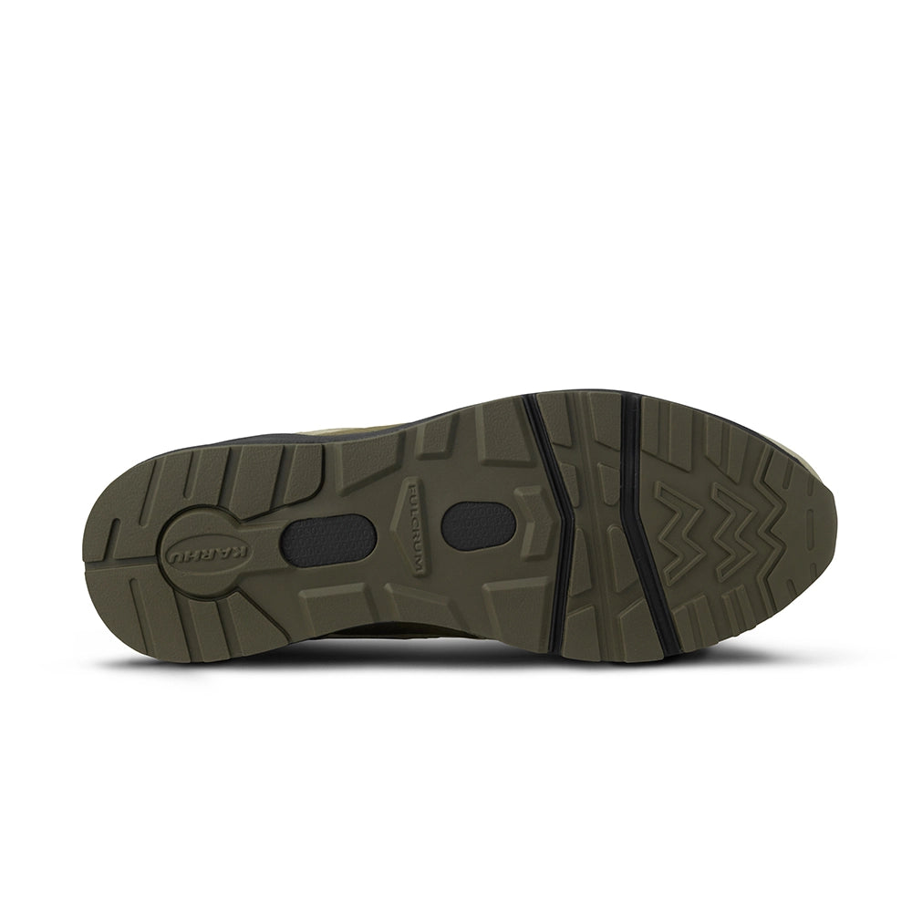 "Karhu Fusion 2.0 "Pub Quiz" in Pale Olive Green/Jet Black, aus Wildleder und Mesh, mit Retro-Design und reflektierenden Details."