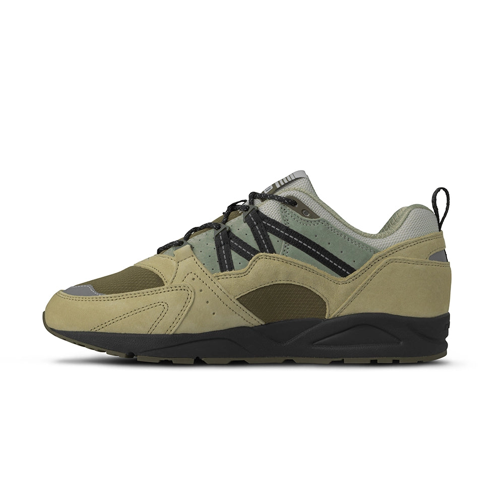 "Karhu Fusion 2.0 "Pub Quiz" in Pale Olive Green/Jet Black, aus Wildleder und Mesh, mit Retro-Design und reflektierenden Details."
