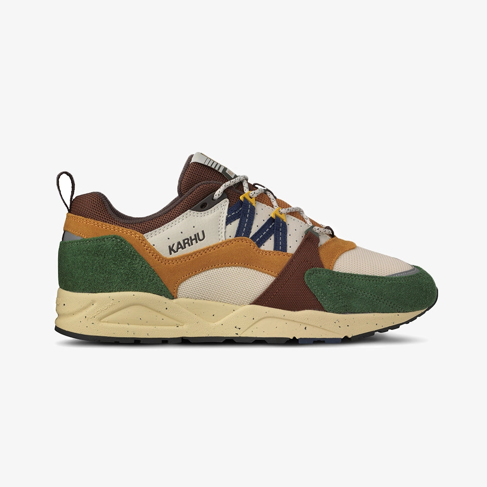 “Karhu Fusion 2.0 Sneaker in Dunkelgrün (Douglas Fir) und Navy Blau mit Rope-Laces und markanter Trekking-Sohle bei Stickabush Berlin.“