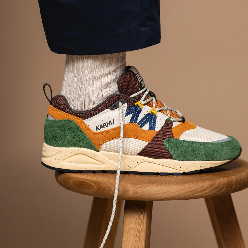 “Karhu Fusion 2.0 Sneaker in Dunkelgrün (Douglas Fir) und Navy Blau mit Rope-Laces und markanter Trekking-Sohle bei Stickabush Berlin.“