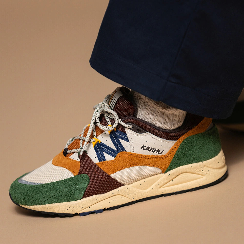 “Karhu Fusion 2.0 Sneaker in Dunkelgrün (Douglas Fir) und Navy Blau mit Rope-Laces und markanter Trekking-Sohle bei Stickabush Berlin.“