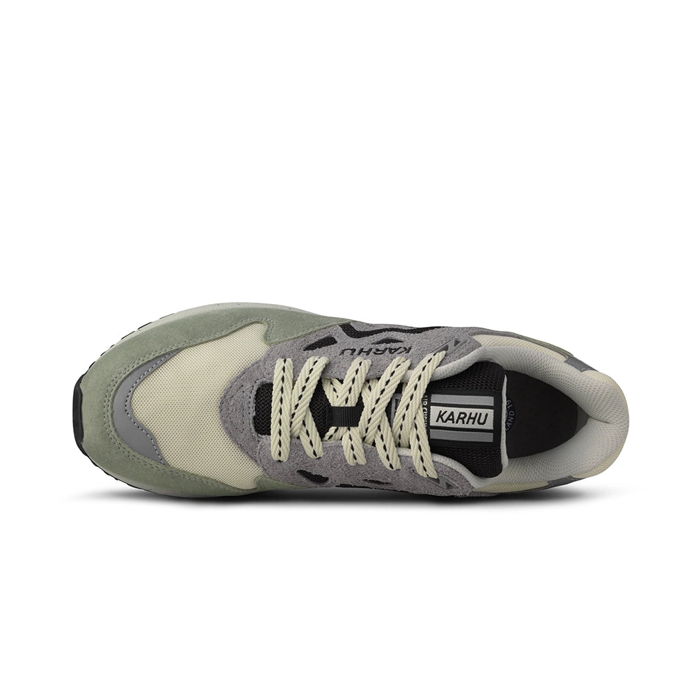 "Der Karhu Legacy 96 - Tea / Jet Black in Grün, Beige, Lila und Schwarz. Retro Sneaker aus Wildleder und Mesh, mit reflektierenden Details.“