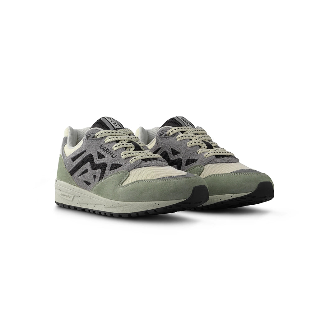 "Der Karhu Legacy 96 - Tea / Jet Black in Grün, Beige, Lila und Schwarz. Retro Sneaker aus Wildleder und Mesh, mit reflektierenden Details.“