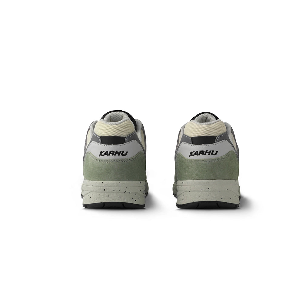 "Der Karhu Legacy 96 - Tea / Jet Black in Grün, Beige, Lila und Schwarz. Retro Sneaker aus Wildleder und Mesh, mit reflektierenden Details.“