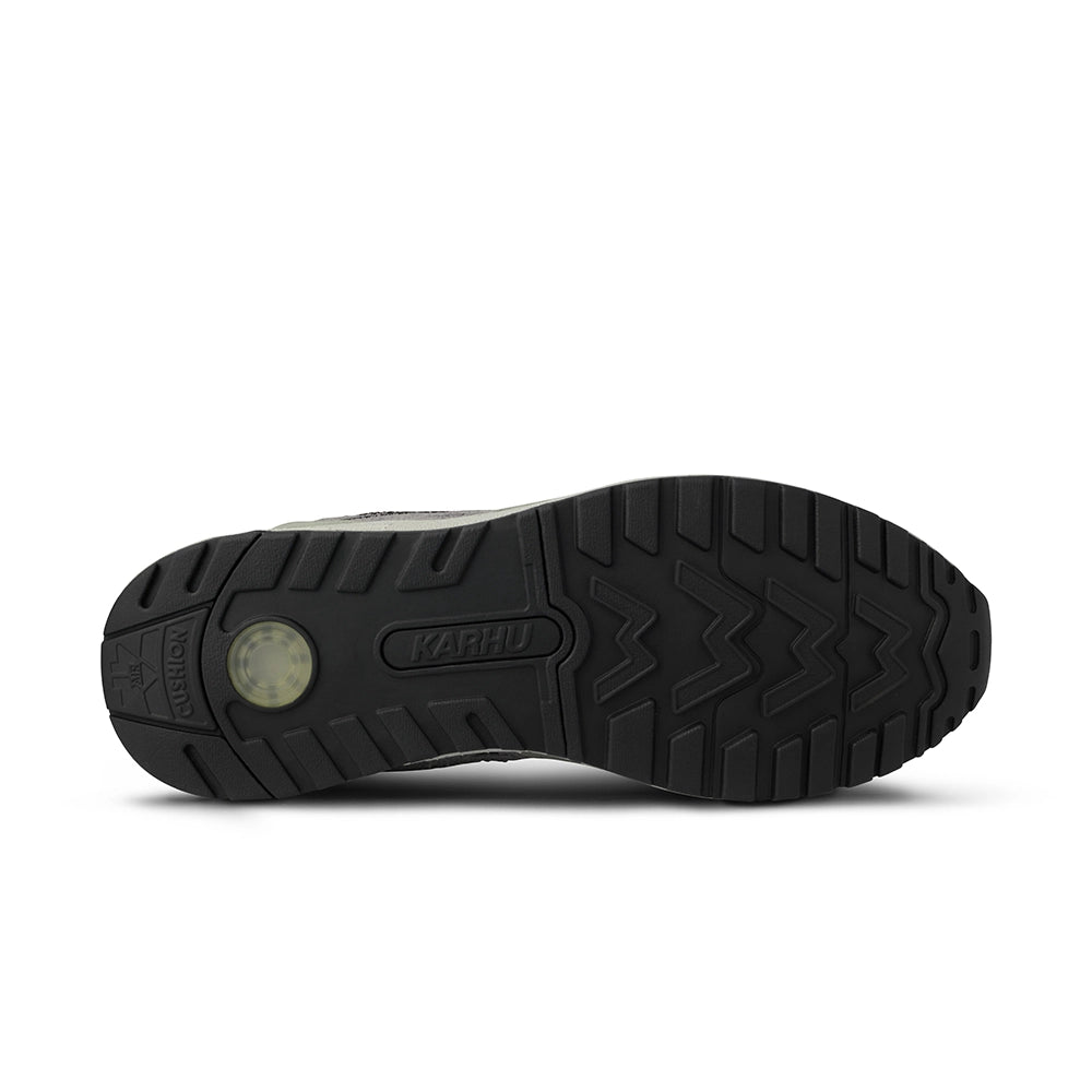 "Der Karhu Legacy 96 - Tea / Jet Black in Grün, Beige, Lila und Schwarz. Retro Sneaker aus Wildleder und Mesh, mit reflektierenden Details bei Stickabush Berlin.“