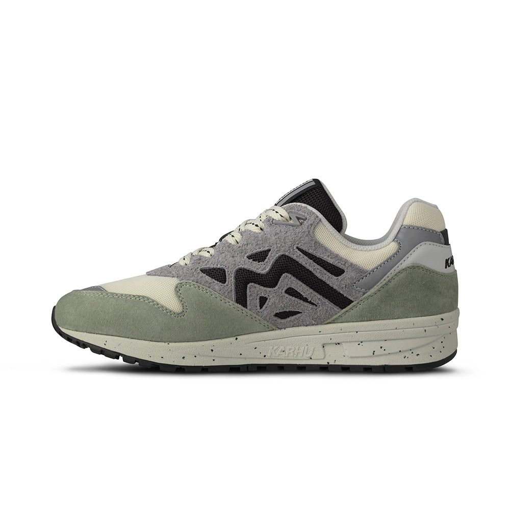 "Der Karhu Legacy 96 - Tea / Jet Black in Grün, Beige, Lila und Schwarz. Retro Sneaker aus Wildleder und Mesh, mit reflektierenden Details bei Stickabush Berlin.“