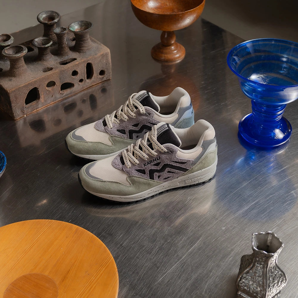 "Der Karhu Legacy 96 - Tea / Jet Black in Grün, Beige, Lila und Schwarz. Retro Sneaker aus Wildleder und Mesh, mit reflektierenden Details bei Stickabush Berlin.“