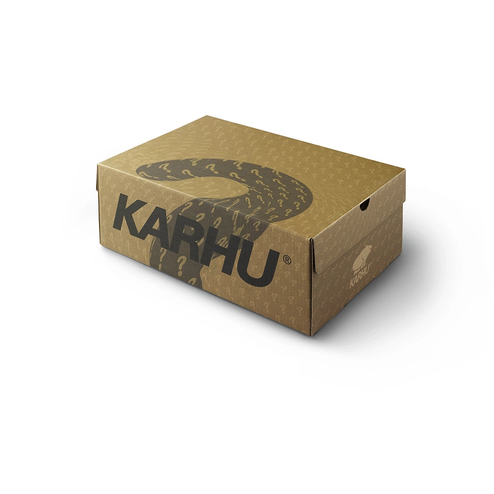 "Karhu Legacy 96 "Pub Quiz" in Pale Olive Green/Chocolate Torte, aus Wildleder und Mesh, mit Retro-Design und M-Logo an der Seite."
