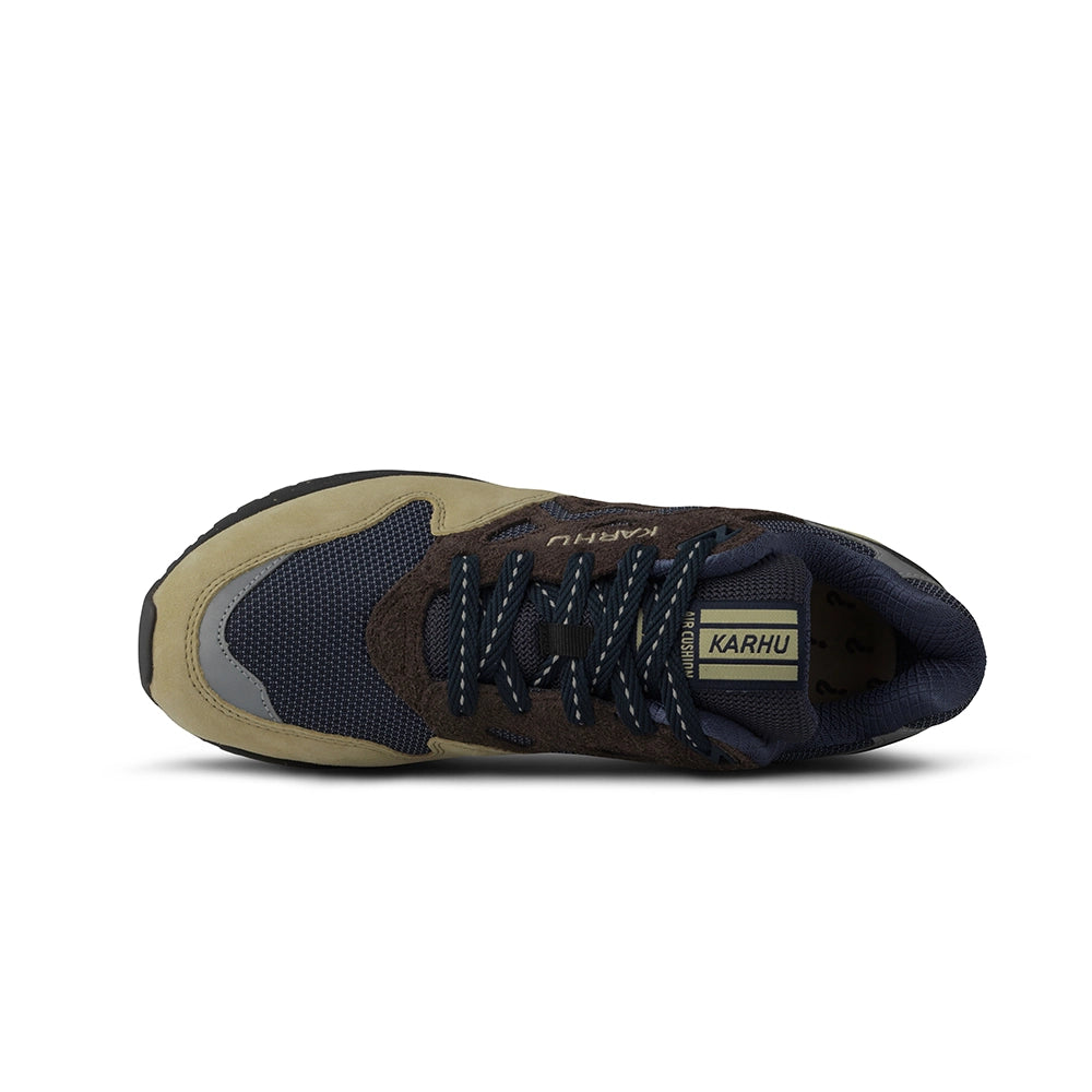 "Karhu Legacy 96 "Pub Quiz" in Pale Olive Green/Chocolate Torte, aus Wildleder und Mesh, mit Retro-Design und M-Logo an der Seite."