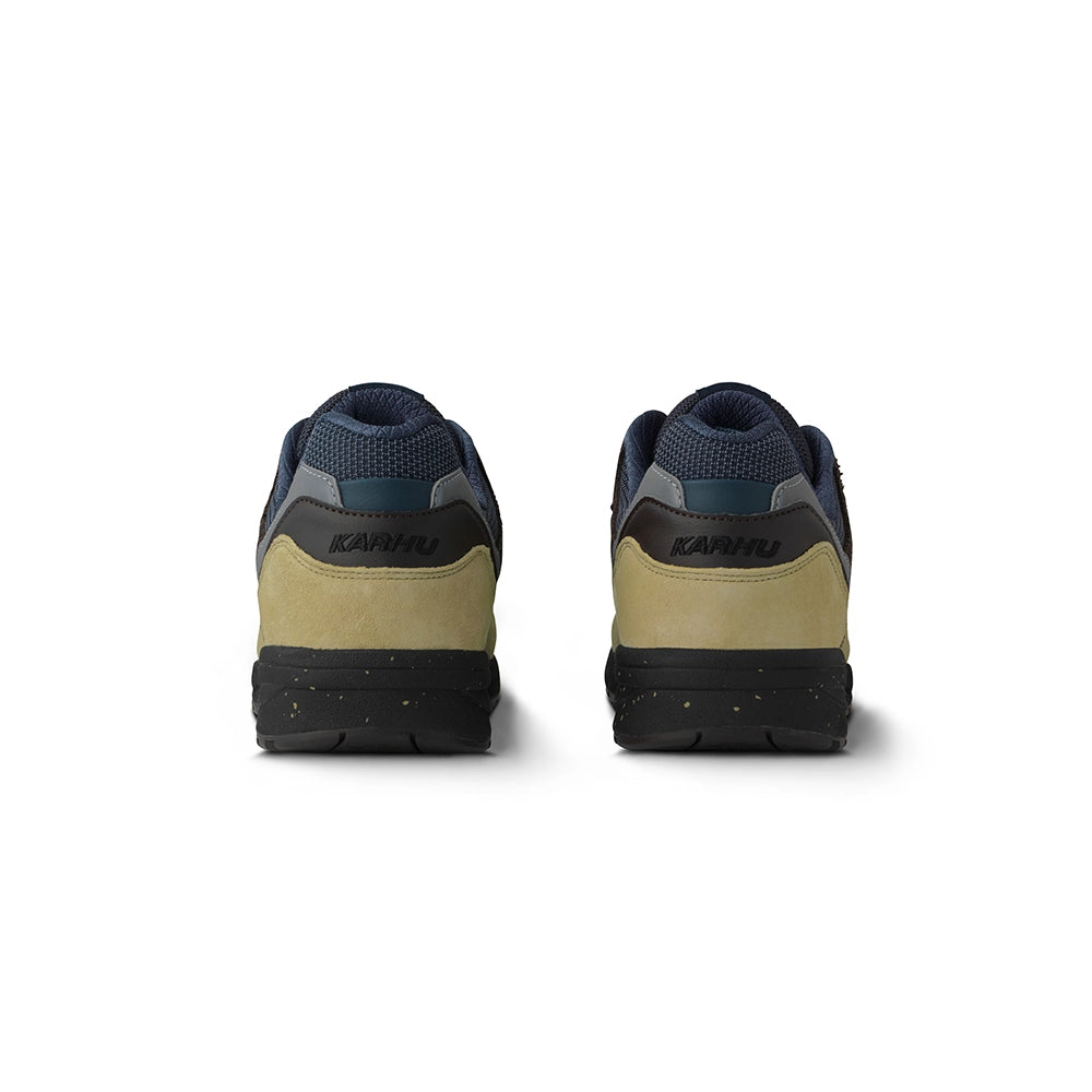 "Karhu Legacy 96 "Pub Quiz" in Pale Olive Green/Chocolate Torte, aus Wildleder und Mesh, mit Retro-Design und M-Logo an der Seite."
