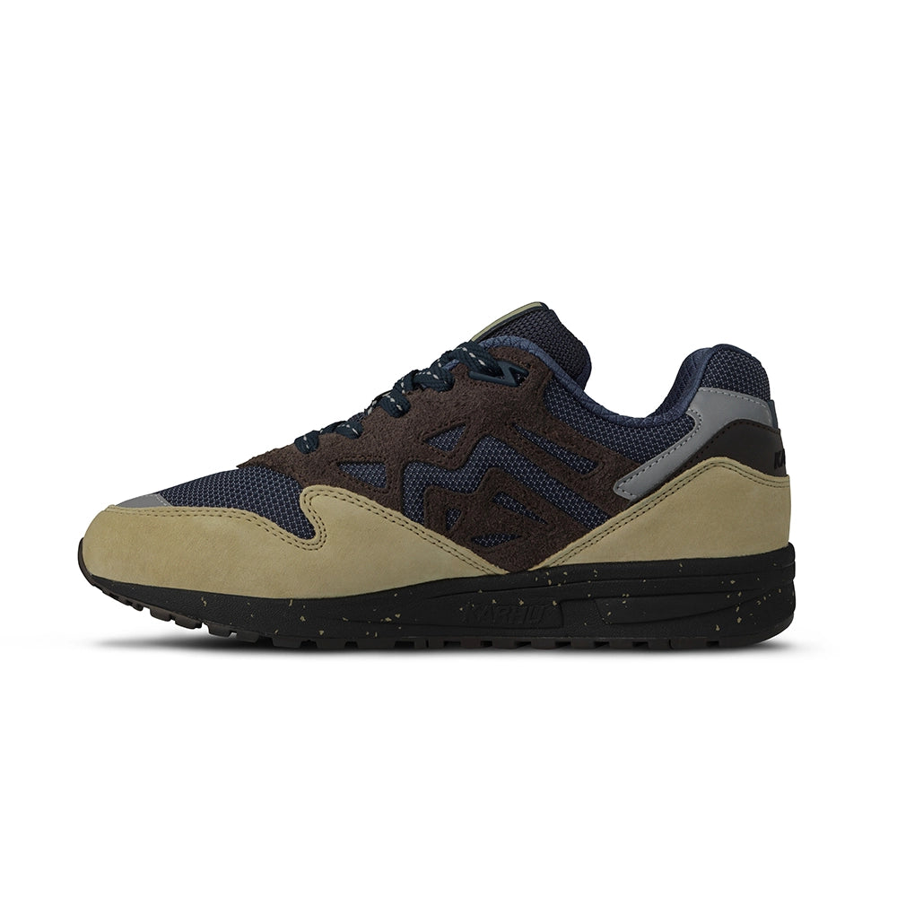"Karhu Legacy 96 "Pub Quiz" in Pale Olive Green/Chocolate Torte, aus Wildleder und Mesh, mit Retro-Design und M-Logo an der Seite."