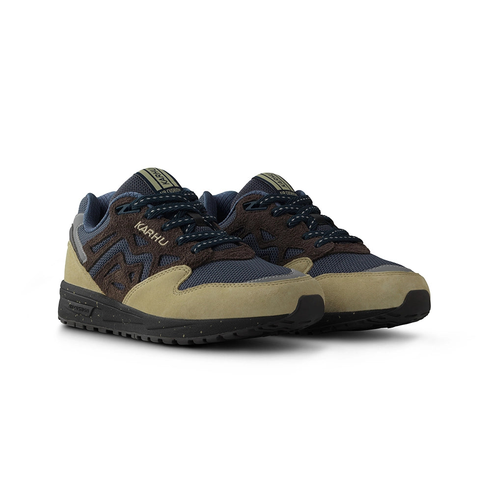 "Karhu Legacy 96 "Pub Quiz" in Pale Olive Green/Chocolate Torte, aus Wildleder und Mesh, mit Retro-Design und M-Logo an der Seite."