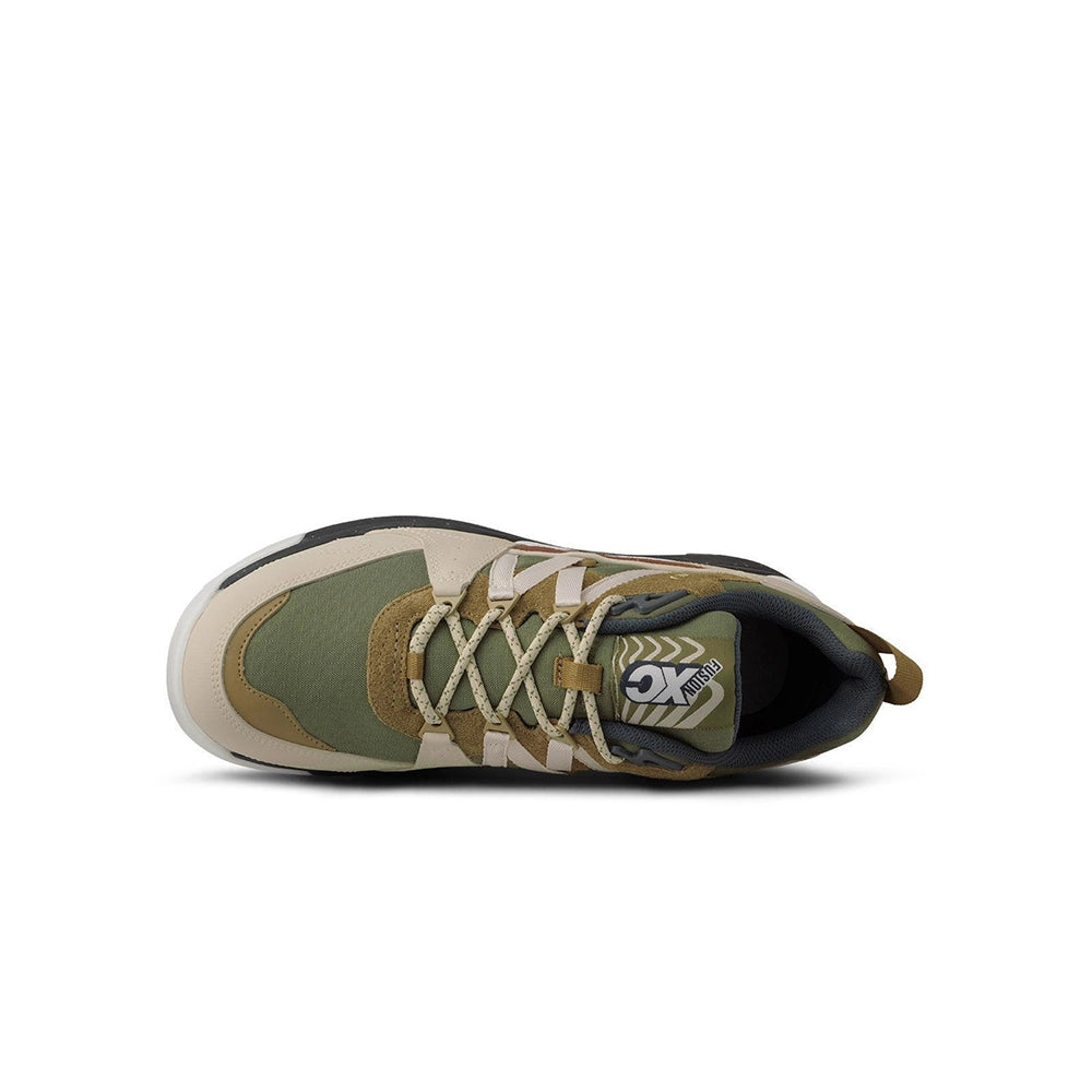 "Karhu Fusion XC in Whitecap Grey, Wildleder/Synthetik, robuster Sneaker in verschiedenen Grautönen mit Outdoor-Elementen."
