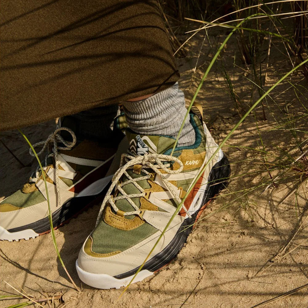 "Karhu Fusion XC in Whitecap Grey, Wildleder/Synthetik, robuster Sneaker in verschiedenen Grautönen mit Outdoor-Elementen."