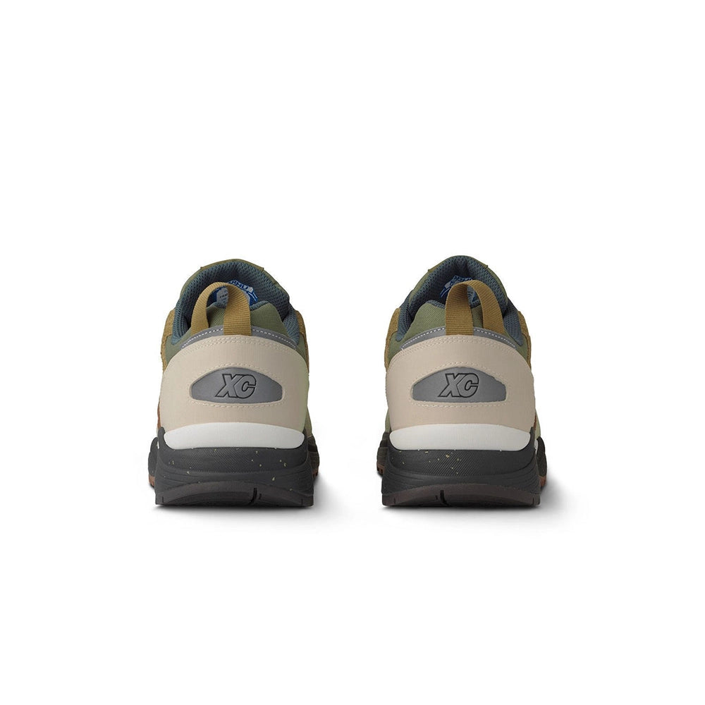 "Karhu Fusion XC in Whitecap Grey, Wildleder/Synthetik, robuster Sneaker in verschiedenen Grautönen mit Outdoor-Elementen."