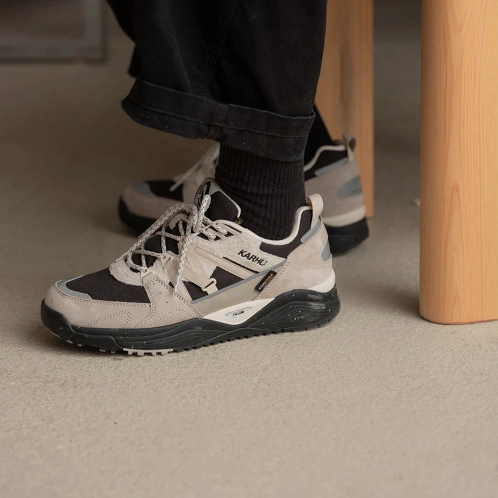 “Karhu Fusion XC WP Sneaker in Grau/Schwarz. Wasserdichter Trail-Schuh aus CORDURA® und Wildleder, mit robuster Sohle.“