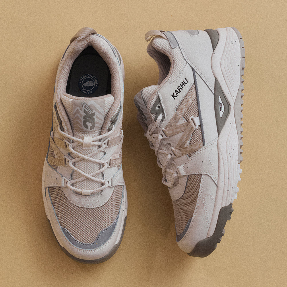 "Karhu Fusion XC Sneaker Herren Weiß Grau Blanc De Blanc Silver Lining Paar Shoot bei Stickabush Berlin.“