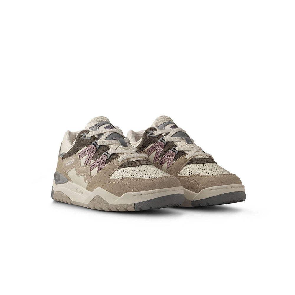 "Karhu Fusion XT in Artic Wolf/Quali, Wildleder/Synthetik, sportlicher Sneaker in Grau- und Blautönen mit farbigen Akzenten."