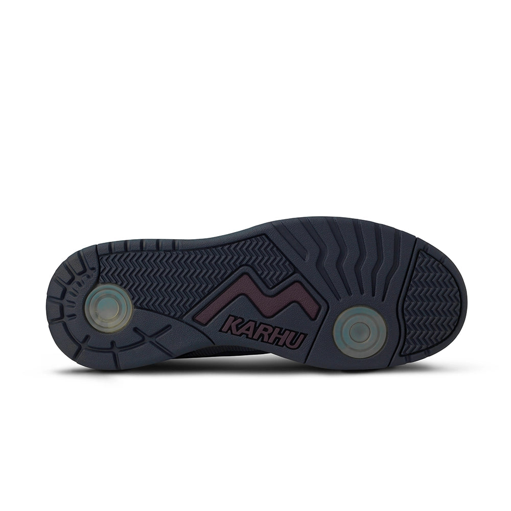 “Karhu Fusion XT Sneaker in Schwarz und Grau. Trail-inspirierter Schuh aus Wildleder und Mesh, mit robuster Sohle bei Stickabush Berlin."