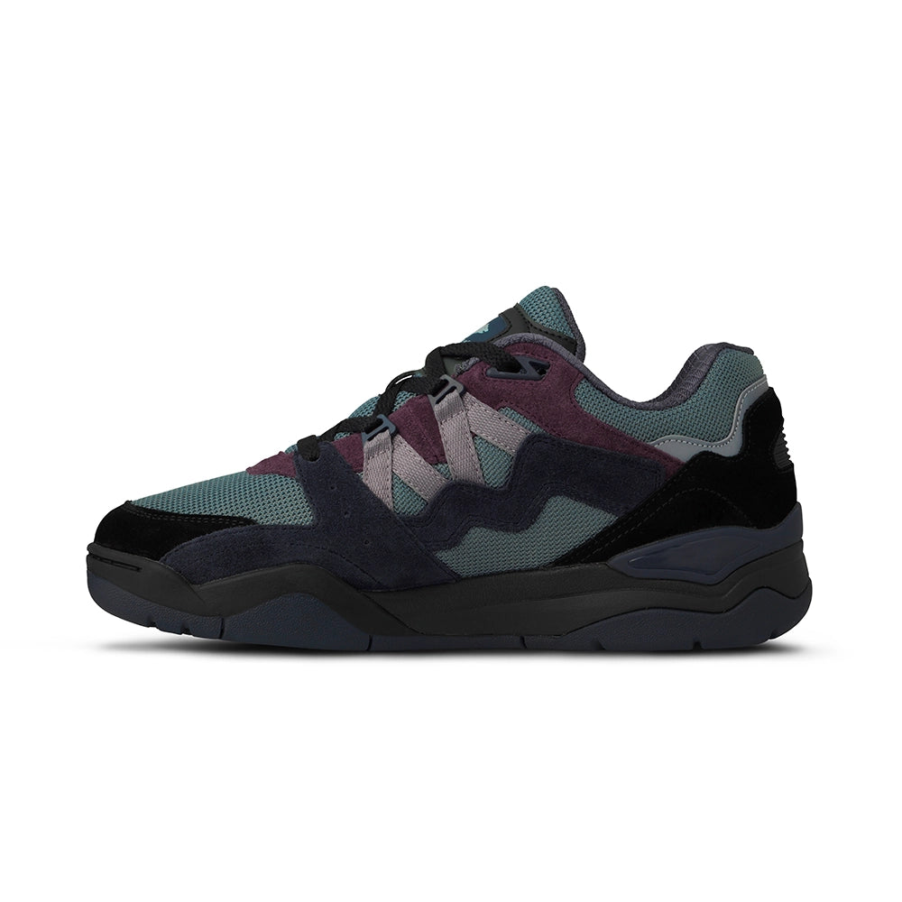 “Karhu Fusion XT Sneaker in Schwarz und Grau. Trail-inspirierter Schuh aus Wildleder und Mesh, mit robuster Sohle bei Stickabush Berlin."