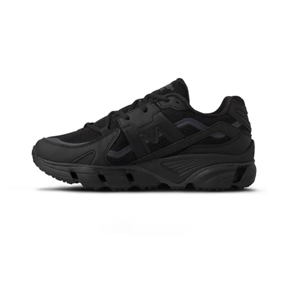 “Innenansicht des Karhu Super Fulcrum Sneakers in komplett Schwarz (Triple Black) mit sichtbarer Fulcrum-Dämpfungstechnologie bei Stickabush Berlin.“