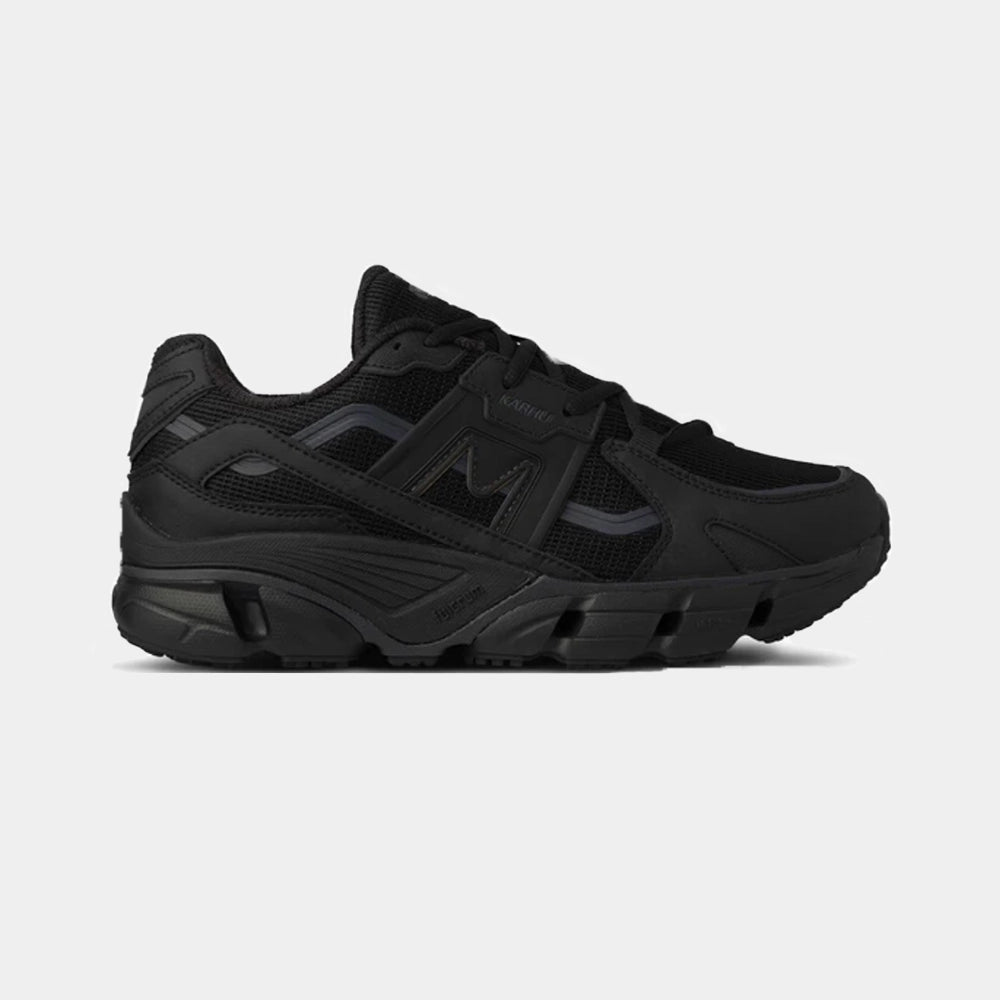 “Seitenansicht des Karhu Super Fulcrum Sneakers in komplett Schwarz (Triple Black) mit sichtbarer Fulcrum-Dämpfungstechnologie bei Stickabush Berlin.“