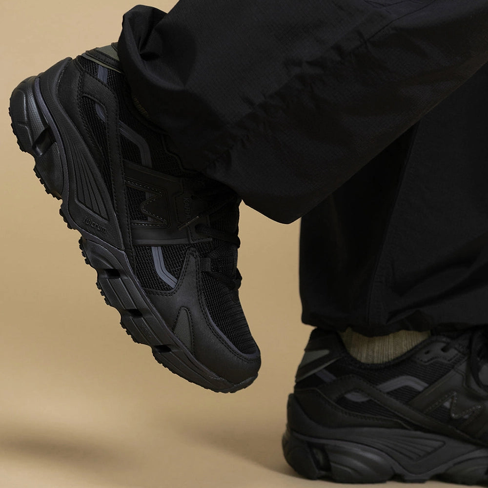 “Onfeet Outfit Walking des Karhu Super Fulcrum Sneakers in komplett Schwarz (Triple Black) mit sichtbarer Fulcrum-Dämpfungstechnologie bei Stickabush Berlin.“