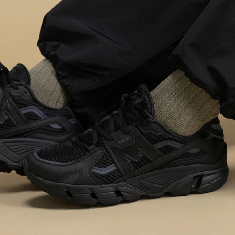 “Onfeet Outfit des Karhu Super Fulcrum Sneakers in komplett Schwarz (Triple Black) mit sichtbarer Fulcrum-Dämpfungstechnologie bei Stickabush Berlin.“