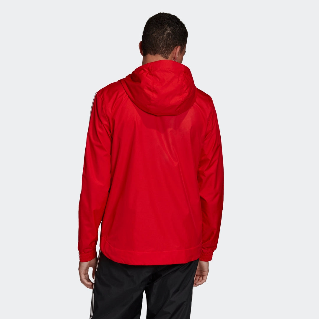 “Leuchtend rote Adidas Lock Up Windbreaker Jacke. Leichtes, wasserabweisendes Material, durchgehender Reißverschluss, hoher Kragen, seitliche Reißverschlusstaschen, kleines Adidas Trefoil Logo auf der Brust.“