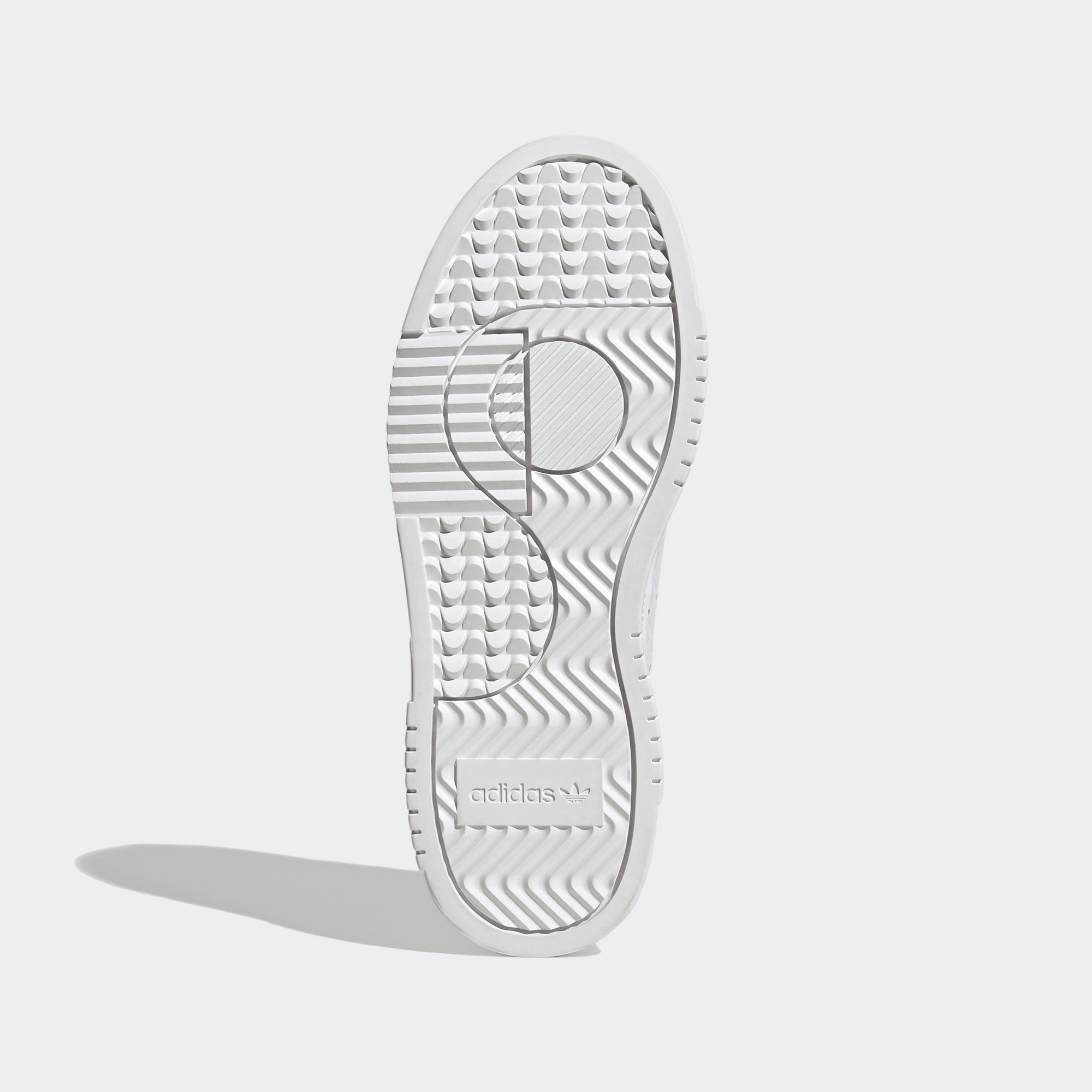 Adidas Supercourt W. Weißer Sneaker aus Leder, mit goldenen Metall-Akzenten, Ziernähten, perforierten 3-Stripes und einer Gummisohle.