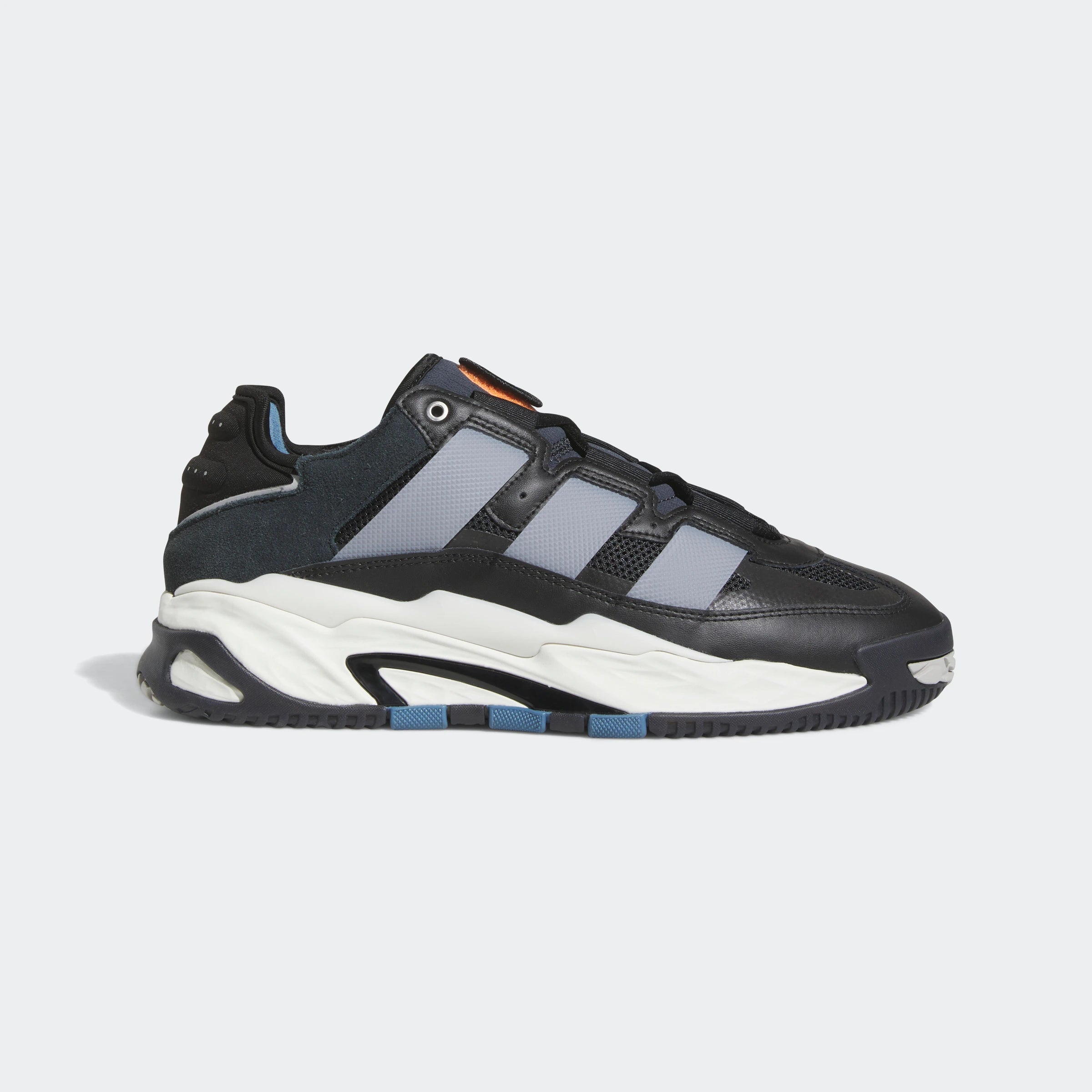 "Adidas Niteball in Core Black/Grey Two/Carbon, Leder/Synthetik, auffälliger Sneaker in Schwarz- und Grautönen mit markanten Details."