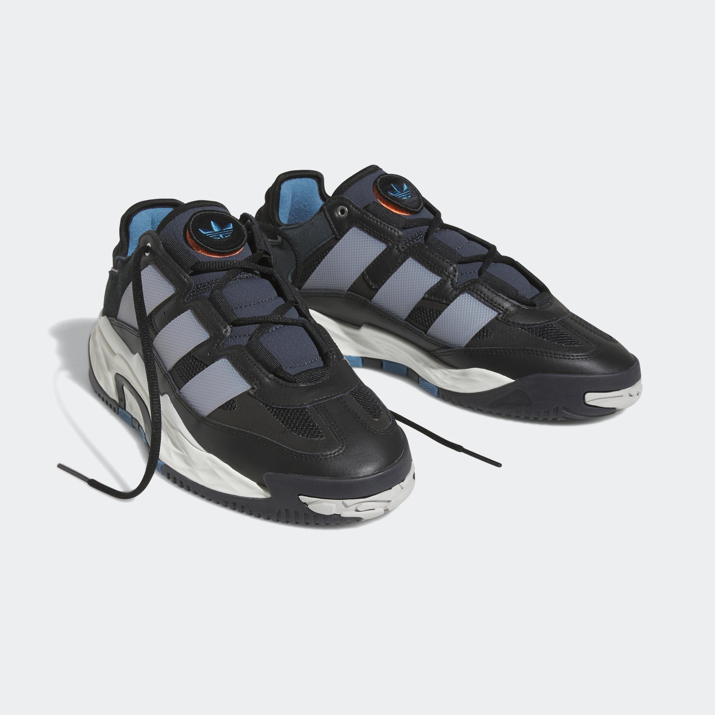 "Adidas Niteball in Core Black/Grey Two/Carbon, Leder/Synthetik, auffälliger Sneaker in Schwarz- und Grautönen mit markanten Details."