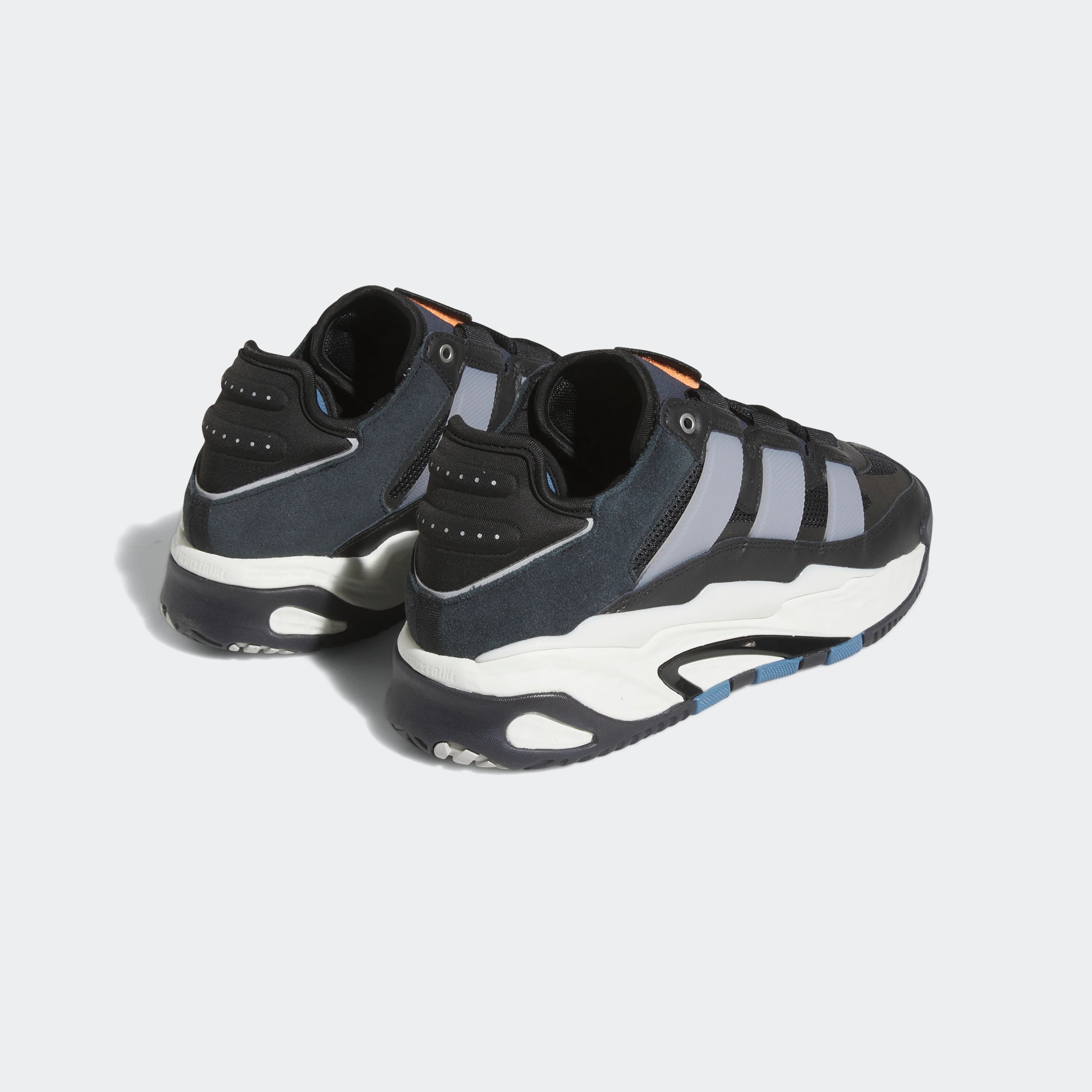 "Adidas Niteball in Core Black/Grey Two/Carbon, Leder/Synthetik, auffälliger Sneaker in Schwarz- und Grautönen mit markanten Details."