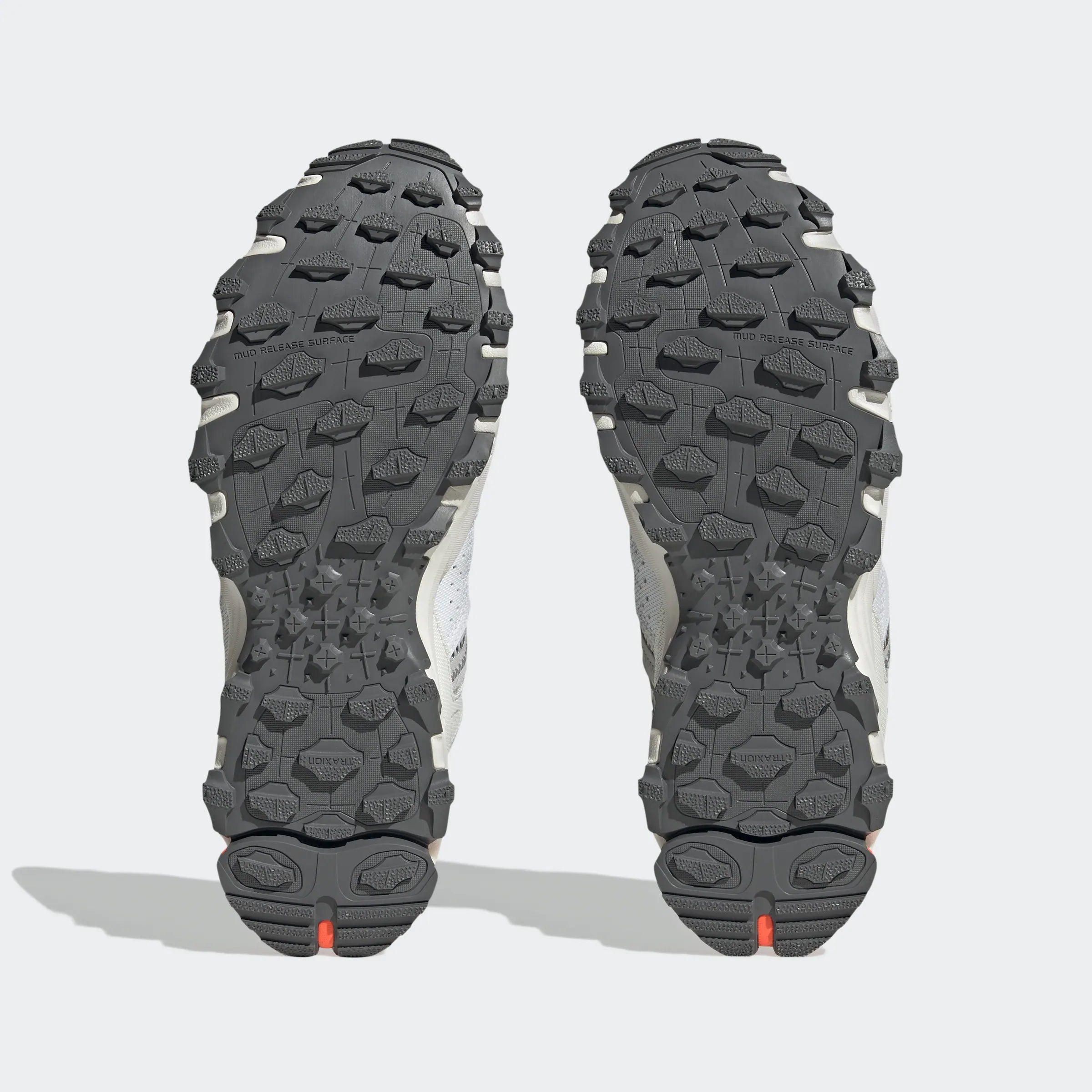 “Weiße ("Footwear White") Adidas Hyperturf Sneaker mit grauen und orangefarbenen Akzenten. Trail-inspirierte Schuhe aus Textil und Synthetik-Wildleder, mit Adiprene+-Dämpfung und markanter Außensohle.“