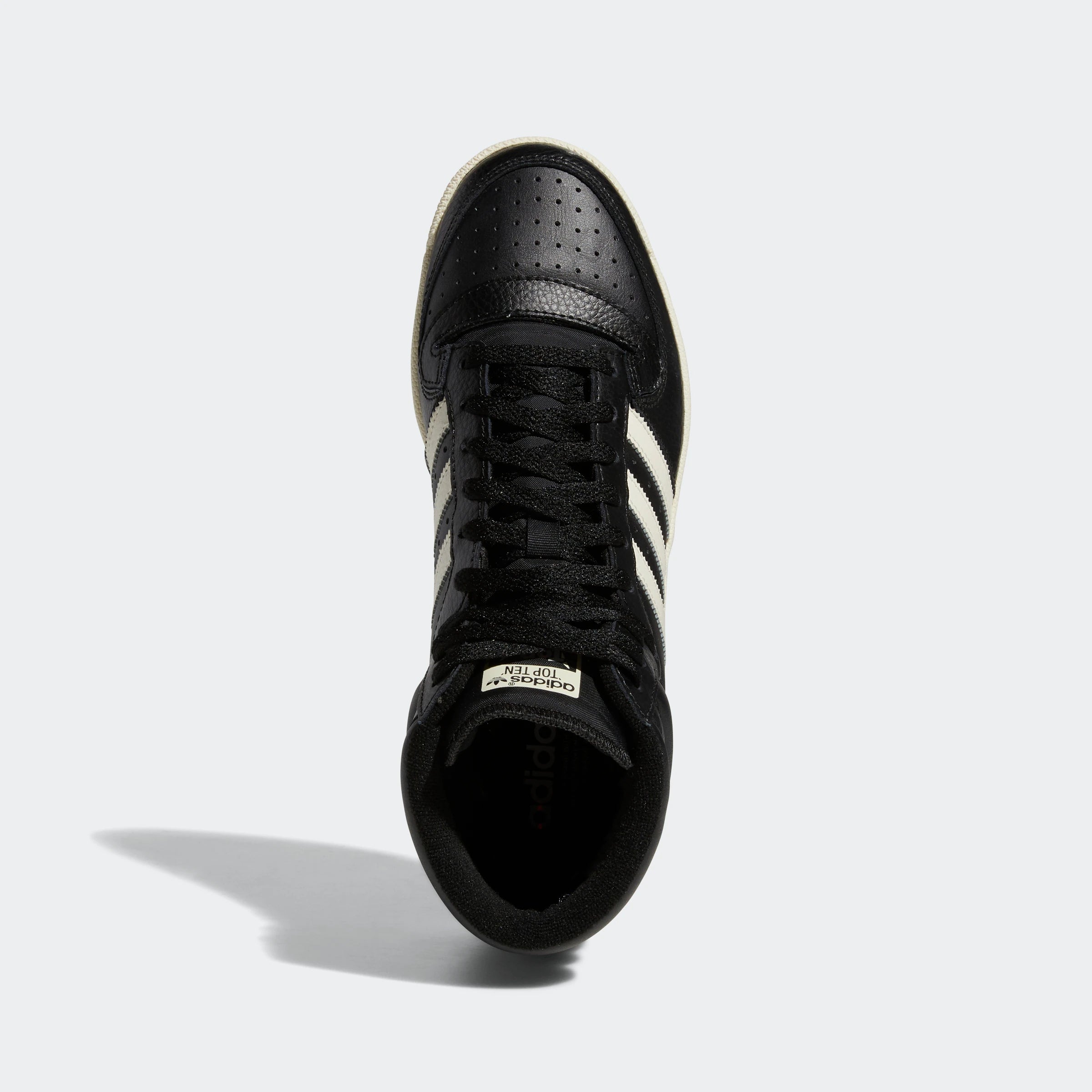 Adidas Top Ten RB – Core Black / Cream White. Schwarzer High-Top-Sneaker aus Glattleder, mit cremeweißen Akzenten, perforierter Zehenbox und klassischer Gummisohle.