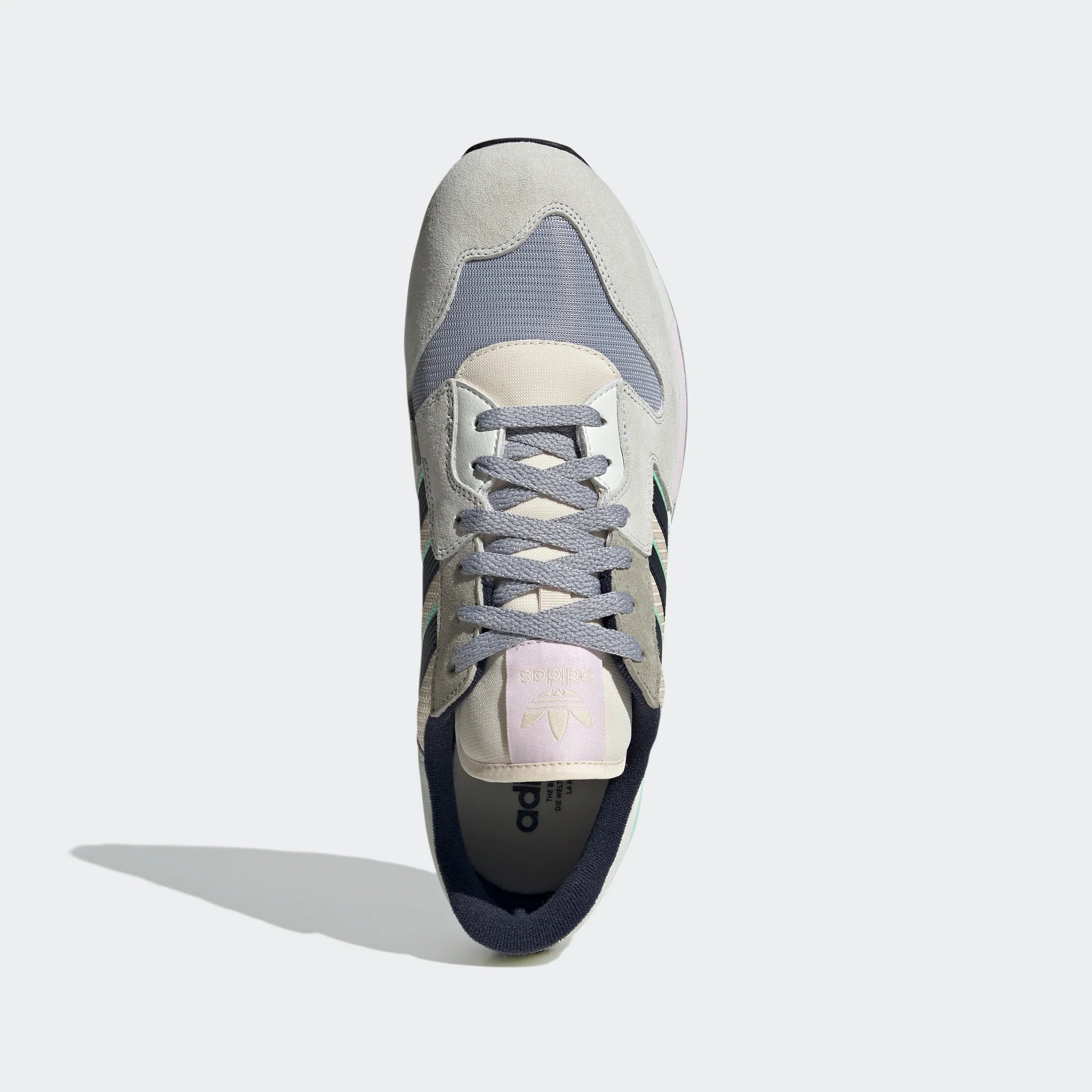 “Adidas ZX 420 – Ecru Tint / Crystal White / Almost Pink. Grauer Sneaker aus Wildleder und Mesh, mit rosa/grün/blau Akzenten, dreilagiger EVA-Zwischensohle und gummiertem Profil."
